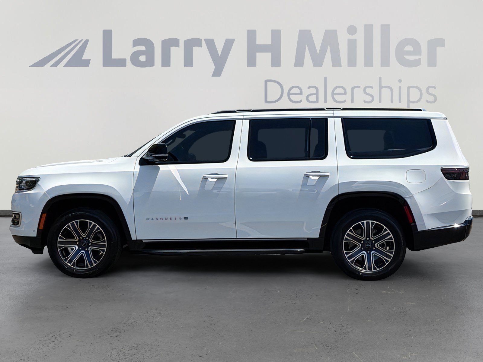 Used 2025 Jeep Wagoneer 4WD image 2