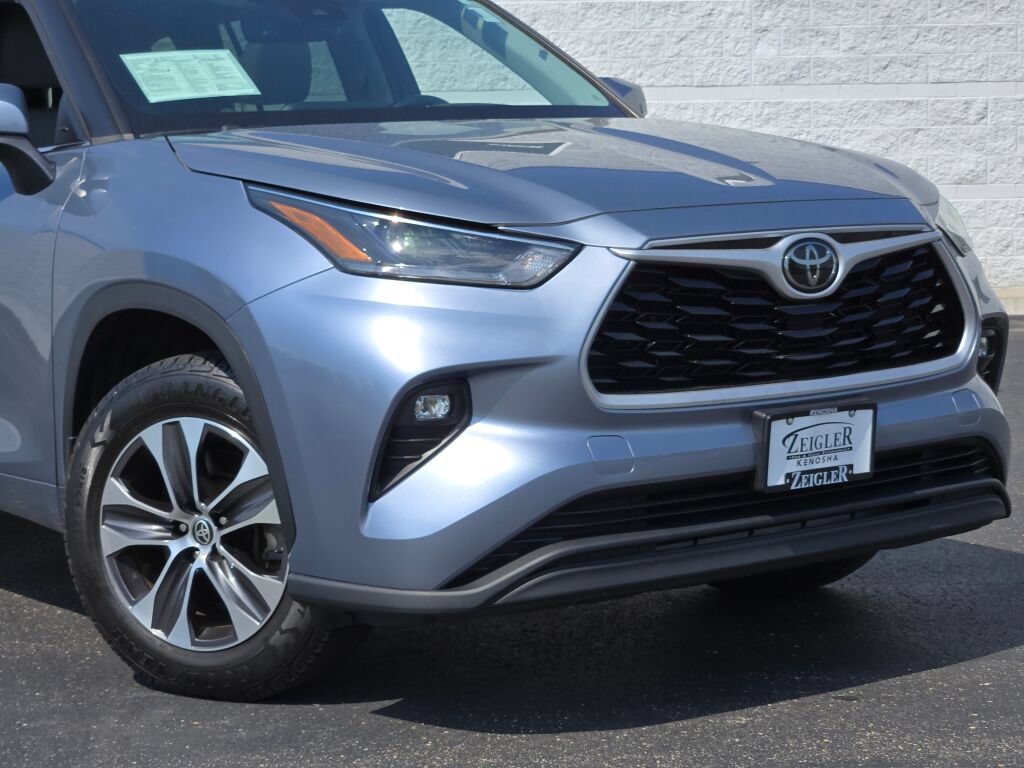Used 2021 Toyota Highlander XLE AWD/4WD image 2