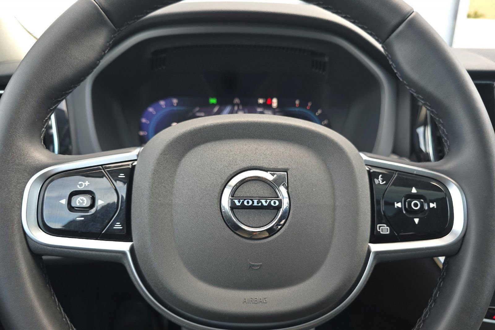 Used 2025 Volvo XC60 B5 Plus image 25