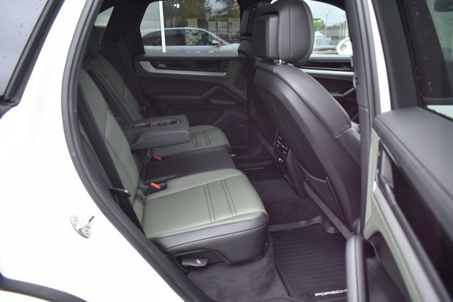 Used 2026 Porsche Cayenne AWD/4WD image 48
