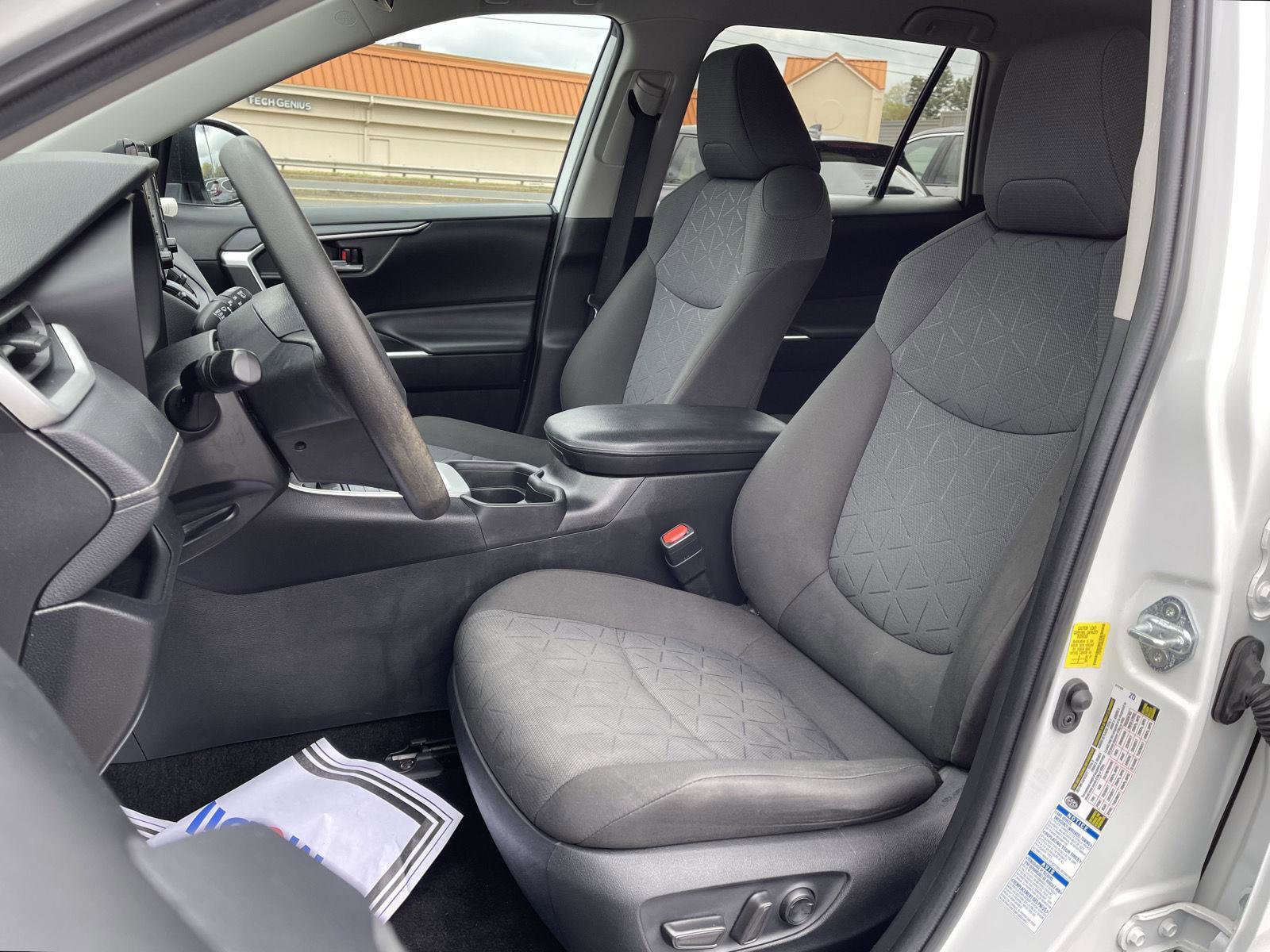 Used 2021 Toyota RAV4 XLE AWD/4WD image 12