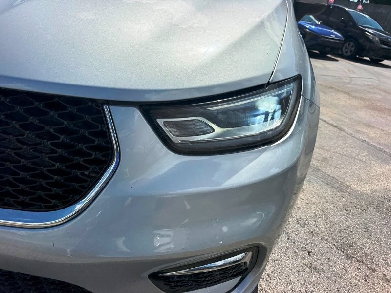 Used 2023 Chrysler Pacifica Touring-L FWD image 11