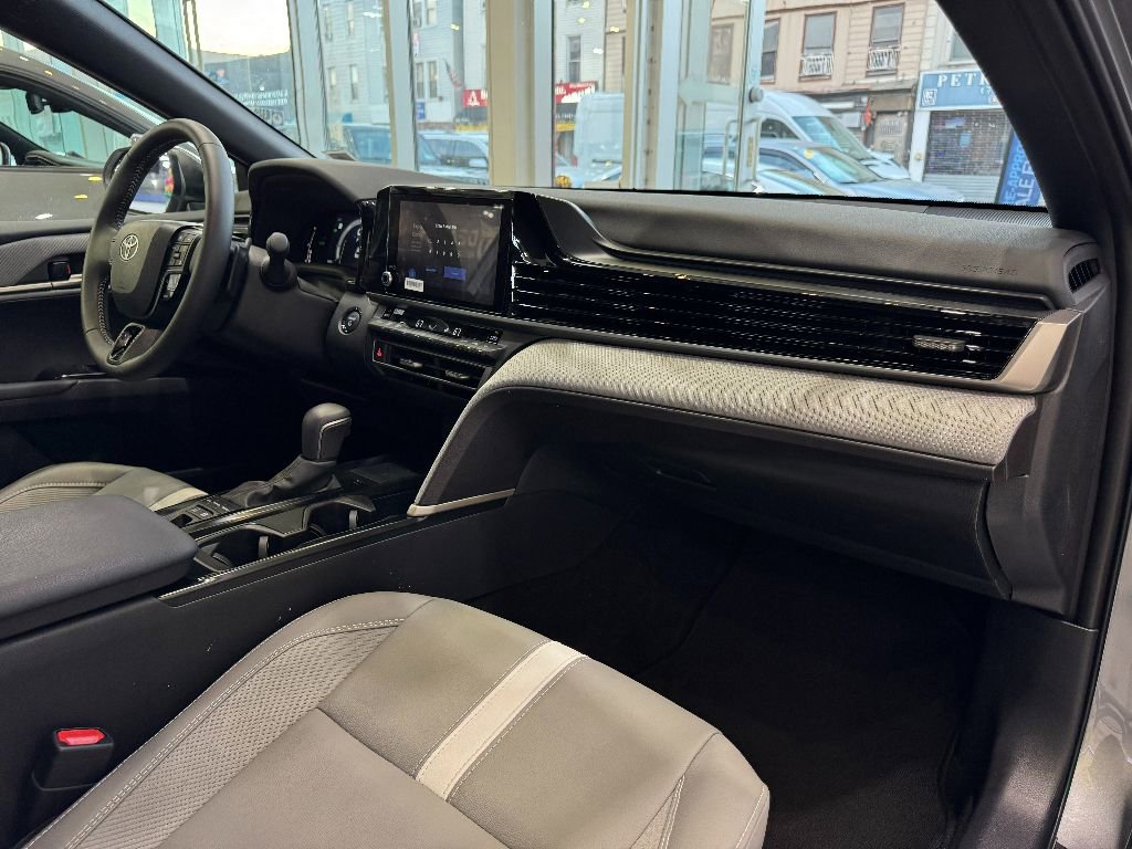 Used 2025 Toyota Camry SE image 31