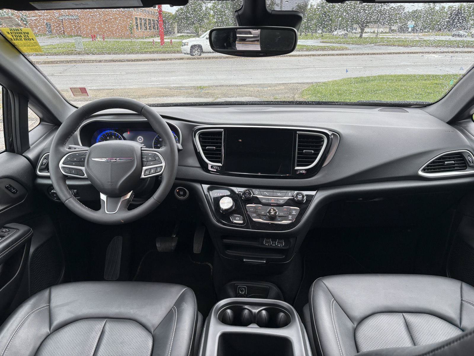 Used 2025 Chrysler Pacifica Select FWD image 13