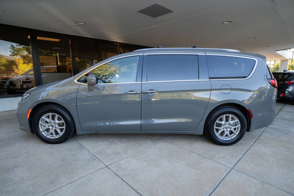 Used 2021 Chrysler Pacifica Touring-L w/ Uconnect Theater Family Group FWD image 4
