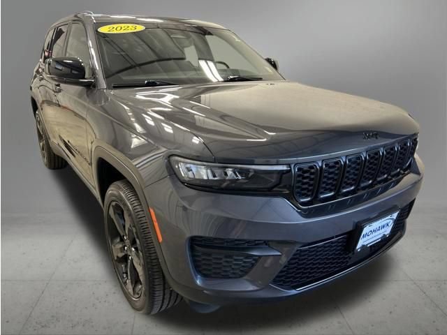 Used 2023 Jeep Grand Cherokee Altitude AWD/4WD image 8