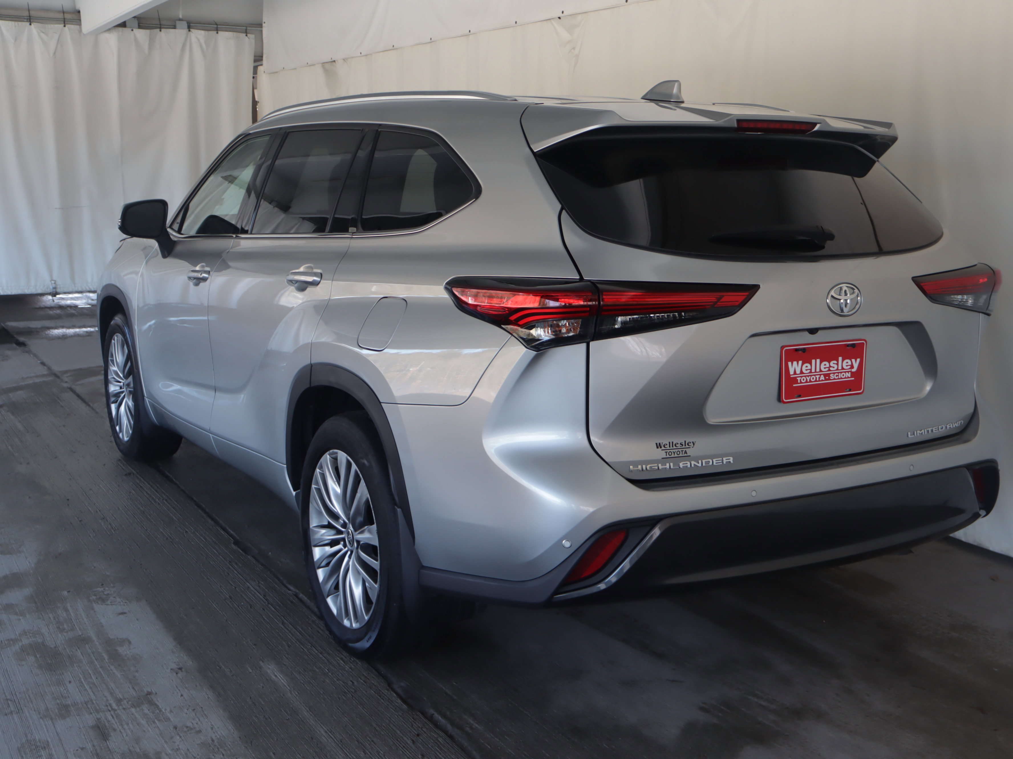 Used 2023 Toyota Highlander Limited image 18