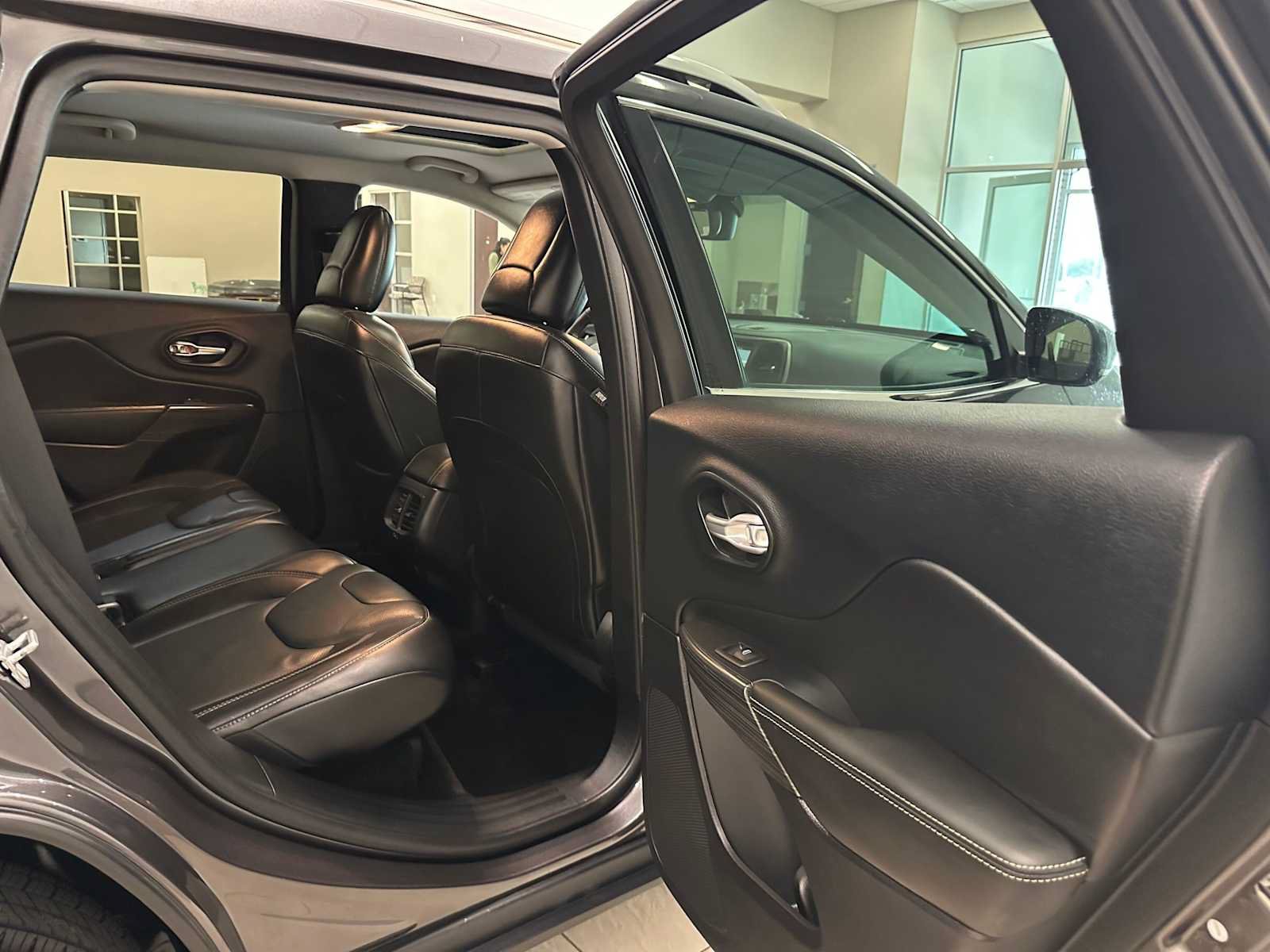 Used 2015 Jeep Cherokee Limited w/ Luxury Group AWD/4WD image 28