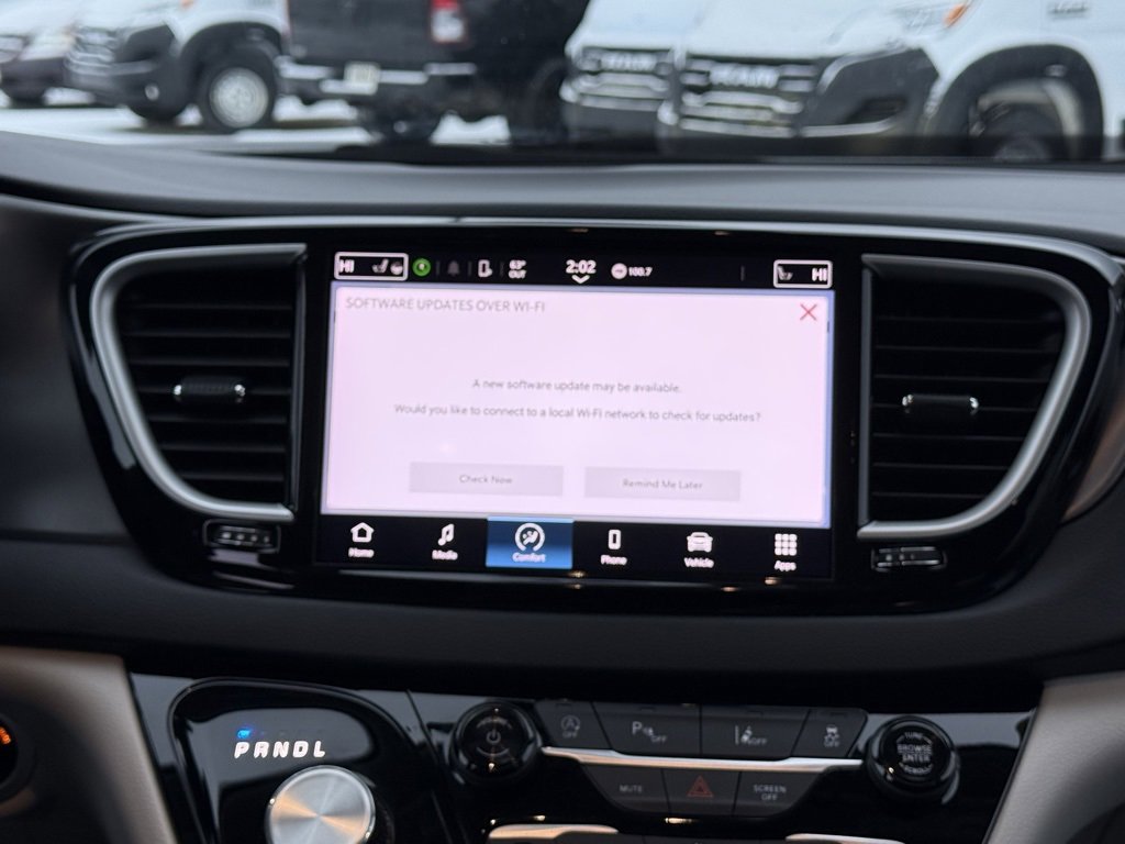 Used 2024 Chrysler Pacifica Touring-L image 22