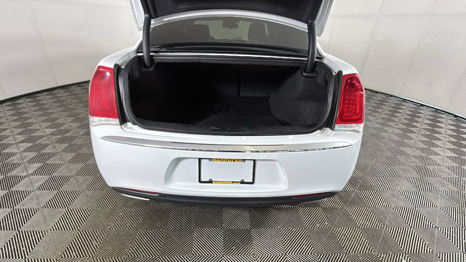 Used 2018 Chrysler 300 Limited AWD/4WD image 31