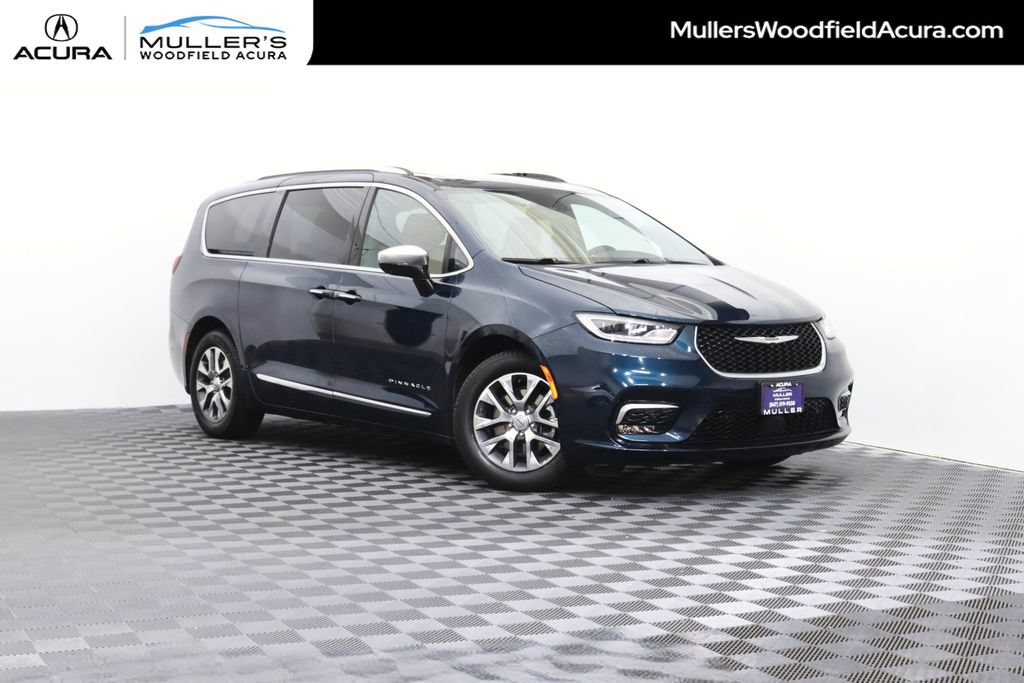 Used 2023 Chrysler Pacifica Pinnacle FWD image 1