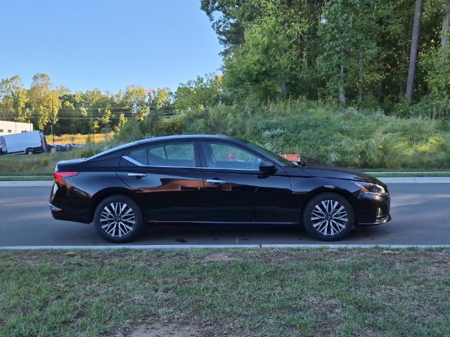 Used 2025 Nissan Altima 2.5 SV FWD image 6