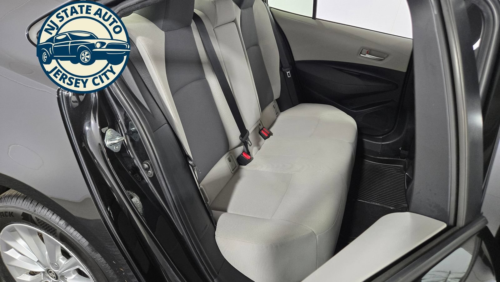 Used 2021 Toyota Corolla LE w/ LE Convenience Package FWD image 30