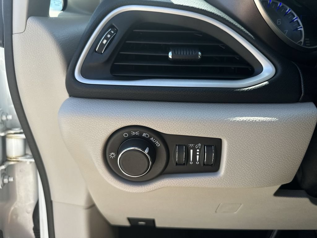 Used 2023 Chrysler Voyager LX FWD image 17