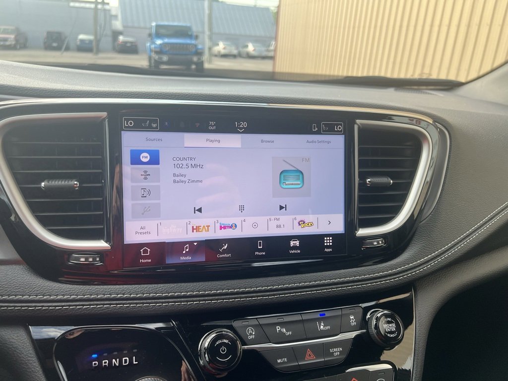 New 2025 Chrysler Pacifica Select image 17