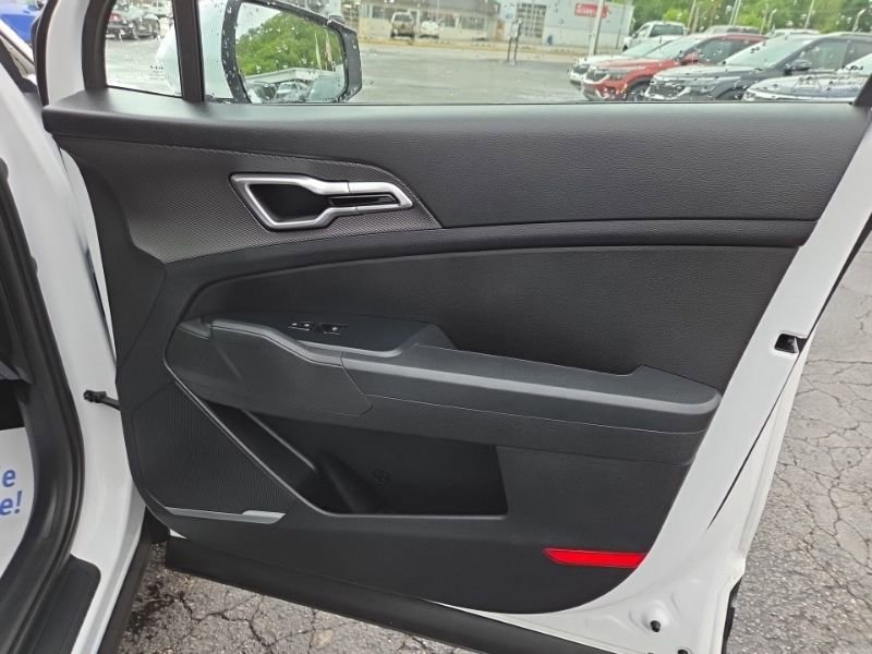 Used 2025 Kia Sportage LX AWD/4WD image 14