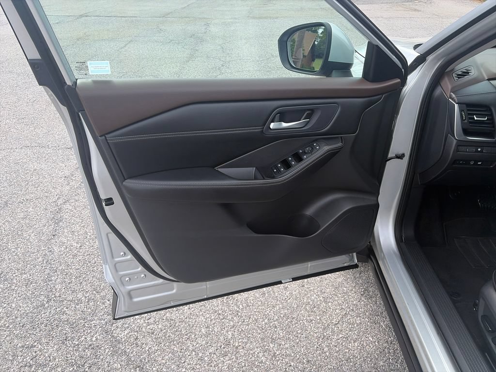 Used 2023 Nissan Rogue SV w/ SV Premium B Package FWD image 11