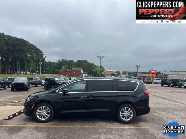 Used 2026 Chrysler Pacifica Select FWD image 3