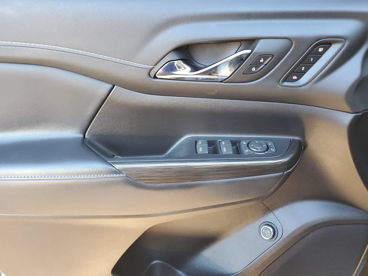 Used 2023 GMC Acadia SLT w/ Technology Package FWD image 16