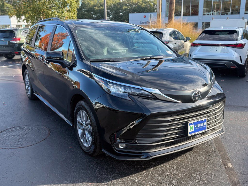 Used 2026 Toyota Sienna XLE FWD image 11