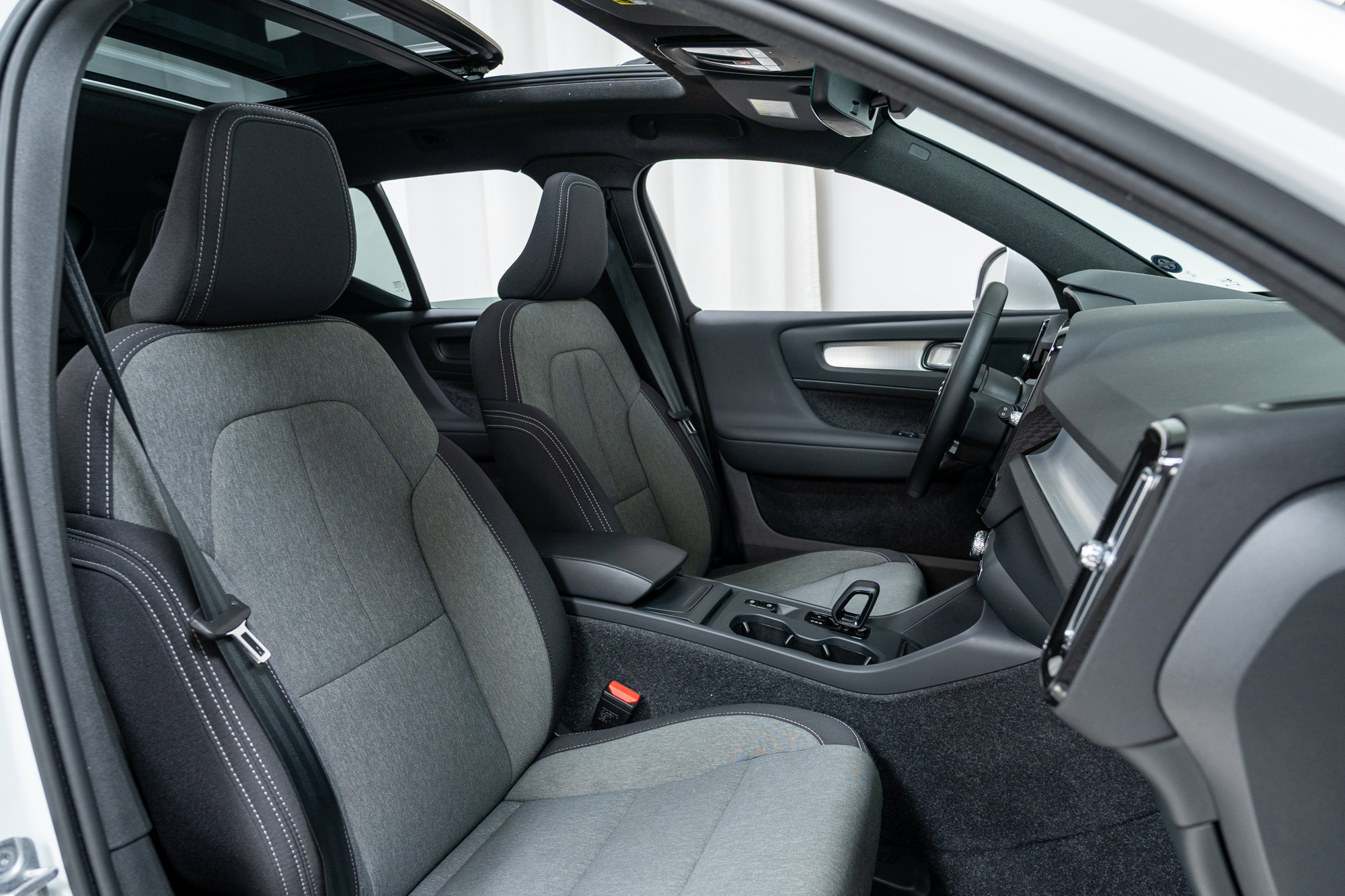 Certified 2025 Volvo XC40 B5 Core image 22