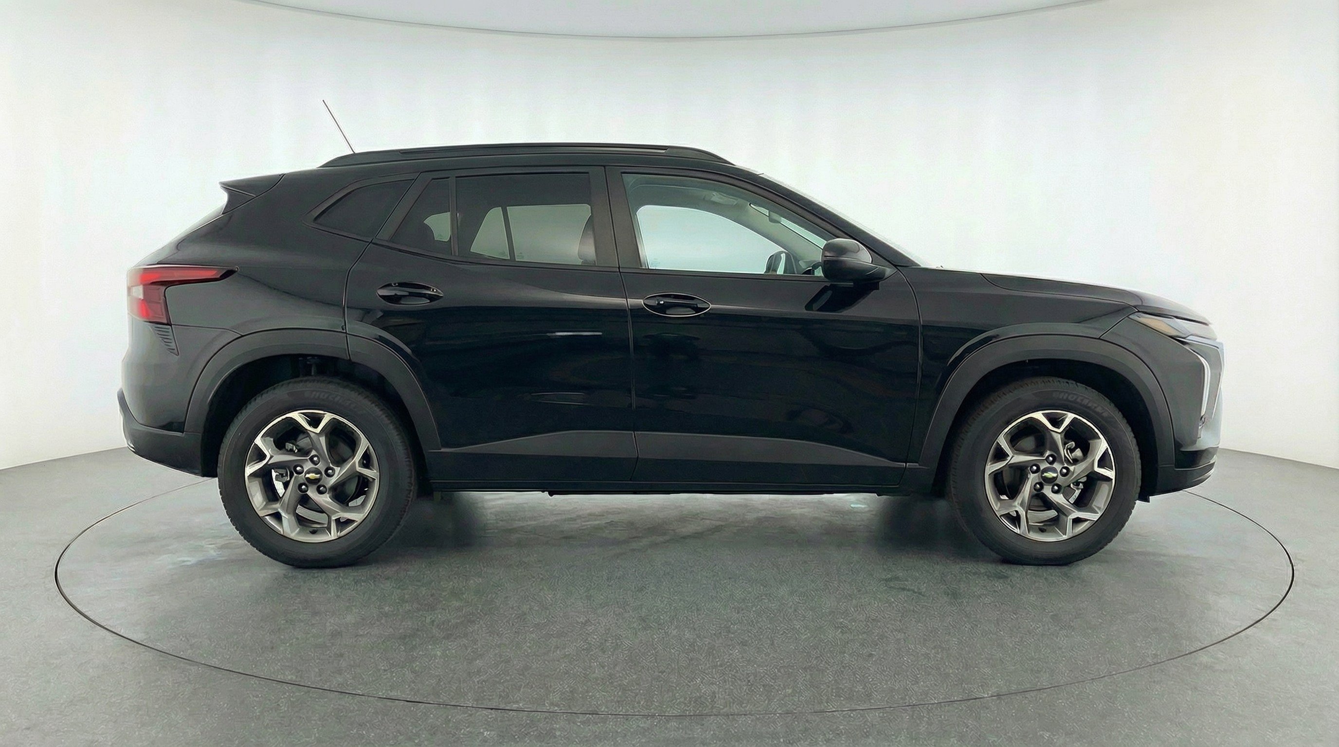 Used 2025 Chevrolet Trax LT FWD image 11