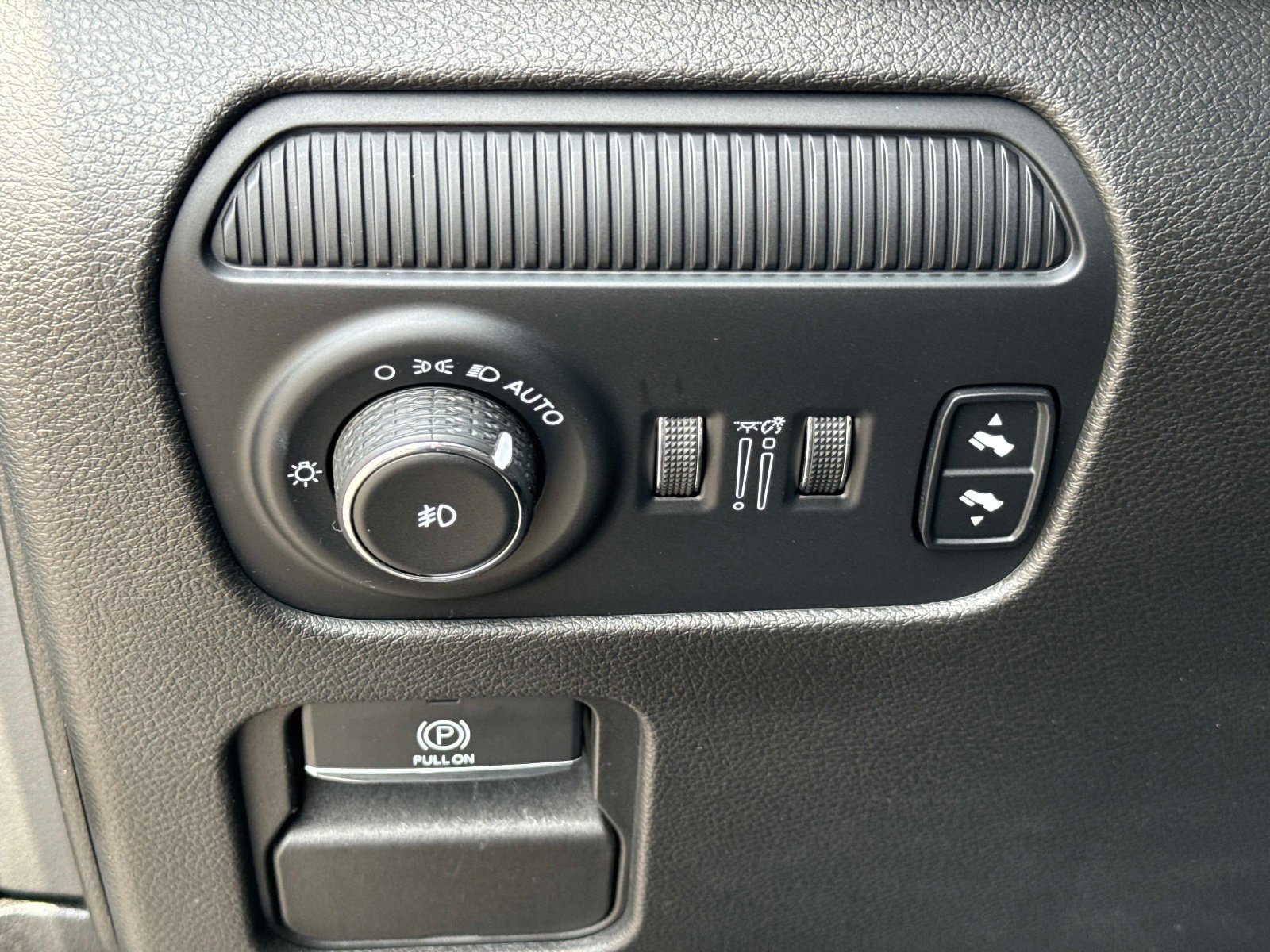 Used 2024 Jeep Wagoneer L Series III w/ Flexible Seating Group AWD/4WD image 32