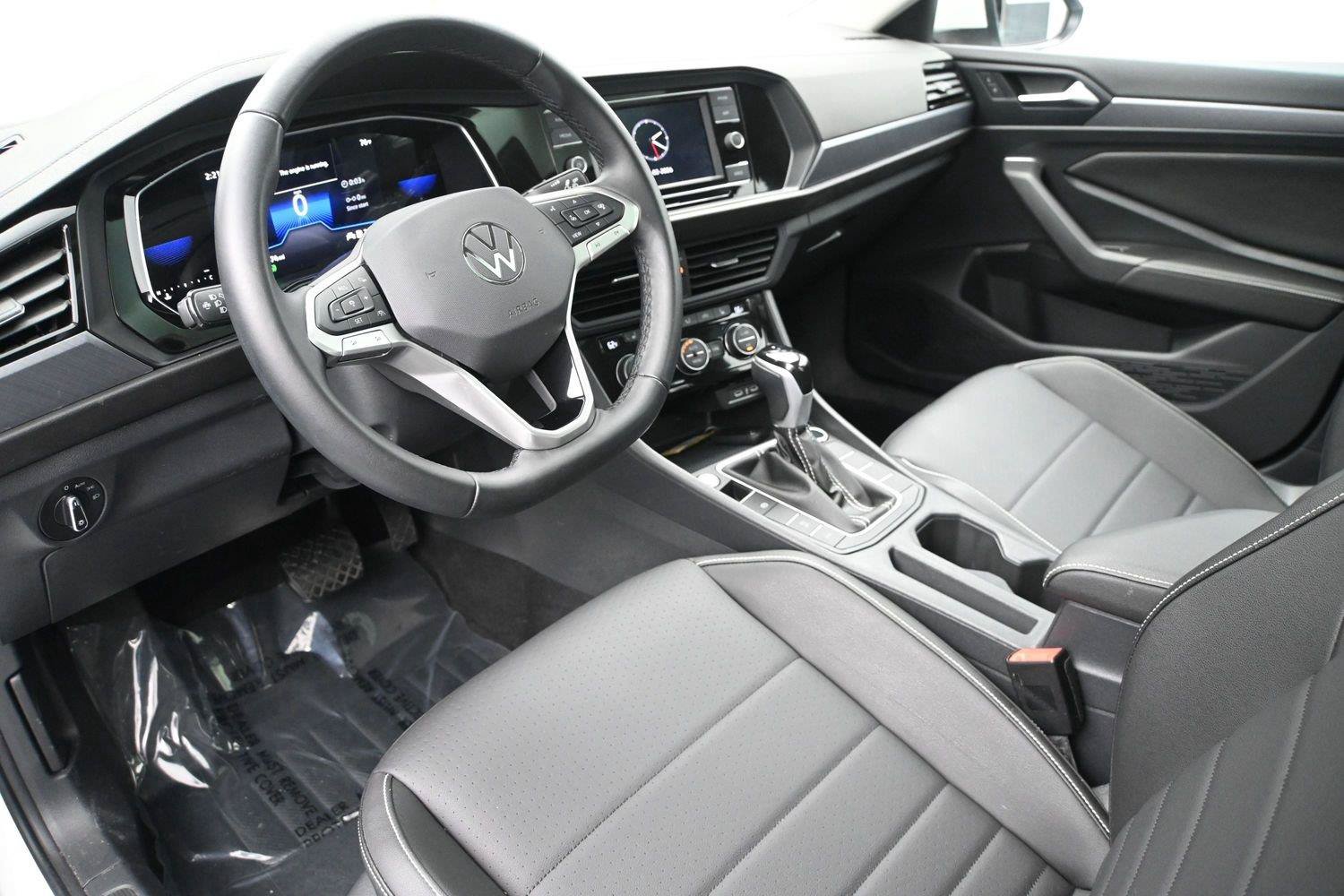 Used 2023 Volkswagen Jetta SE w/ Panoramic Sunroof Package FWD image 2