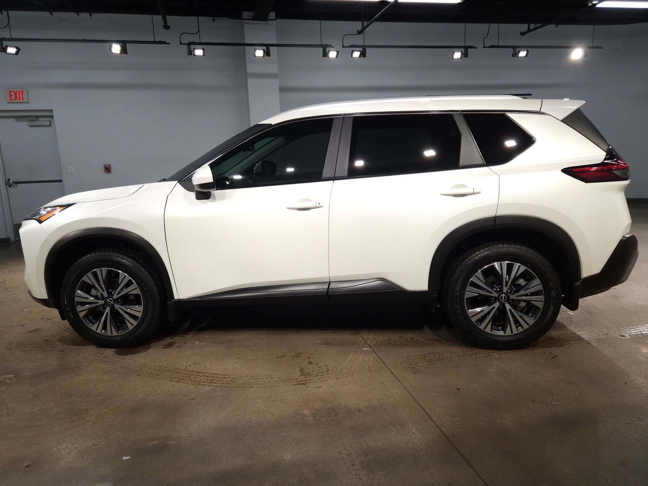 Used 2023 Nissan Rogue SV w/ SV Premium B Package image 4