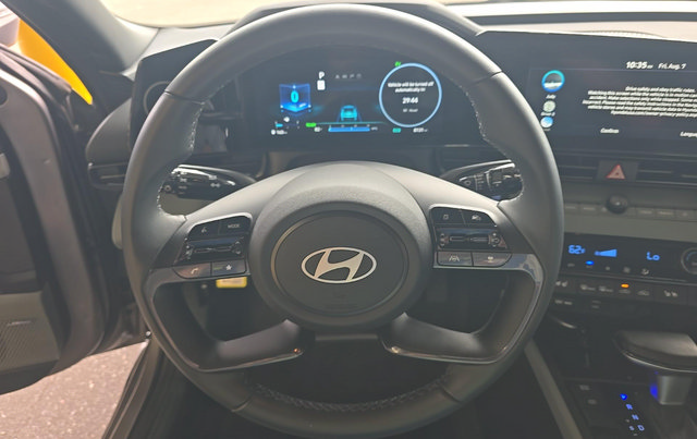 Used 2025 Hyundai Elantra Limited FWD image 7