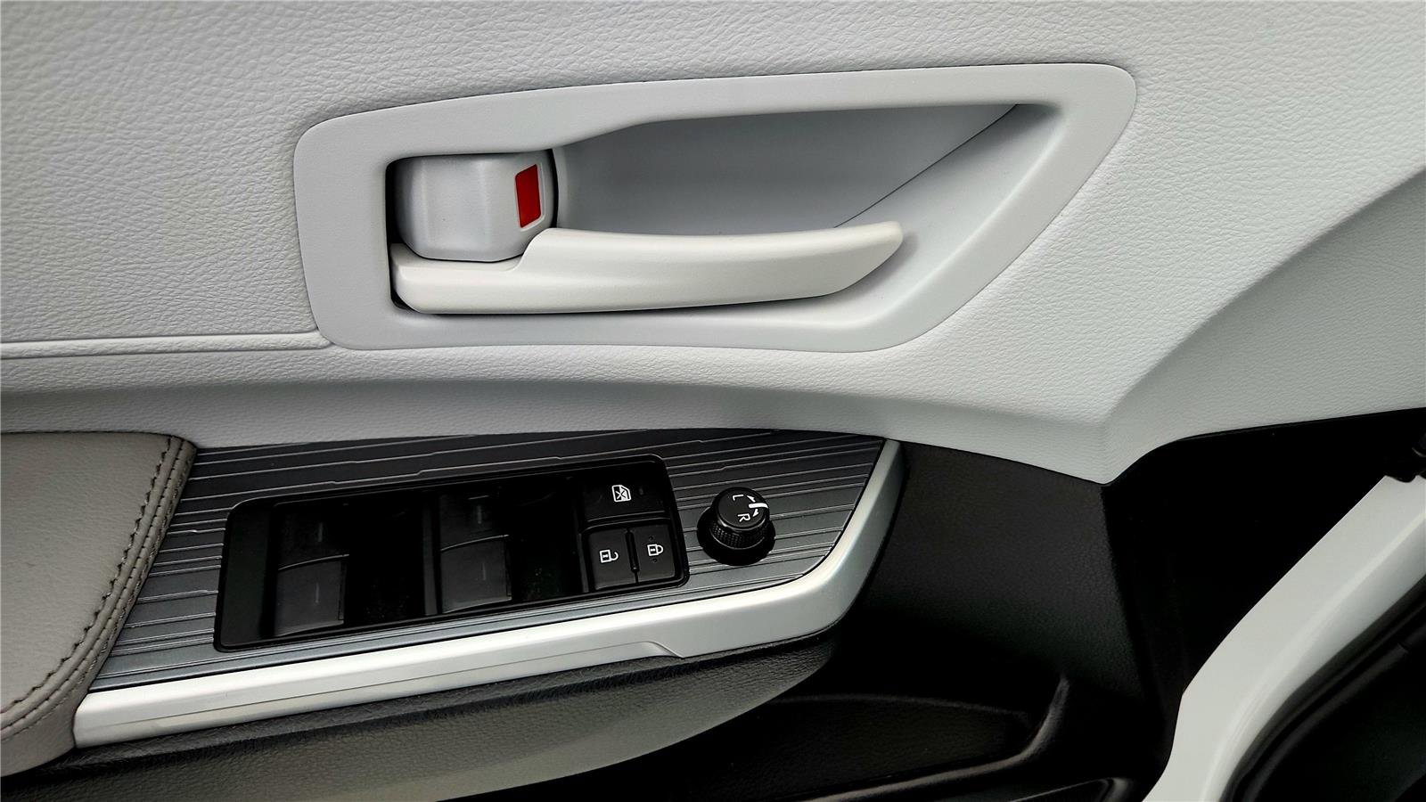 Used 2025 Toyota Sienna LE AWD/4WD image 24