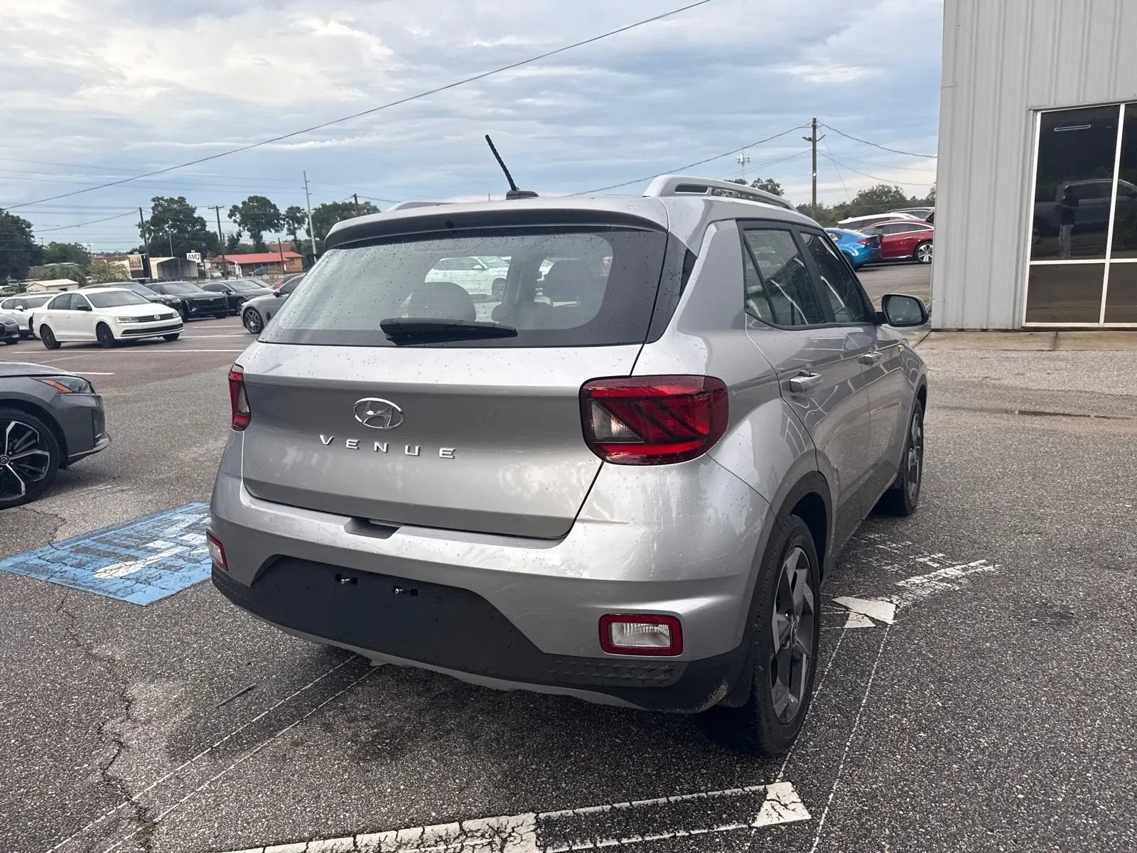 Used 2024 Hyundai Venue SEL FWD image 10