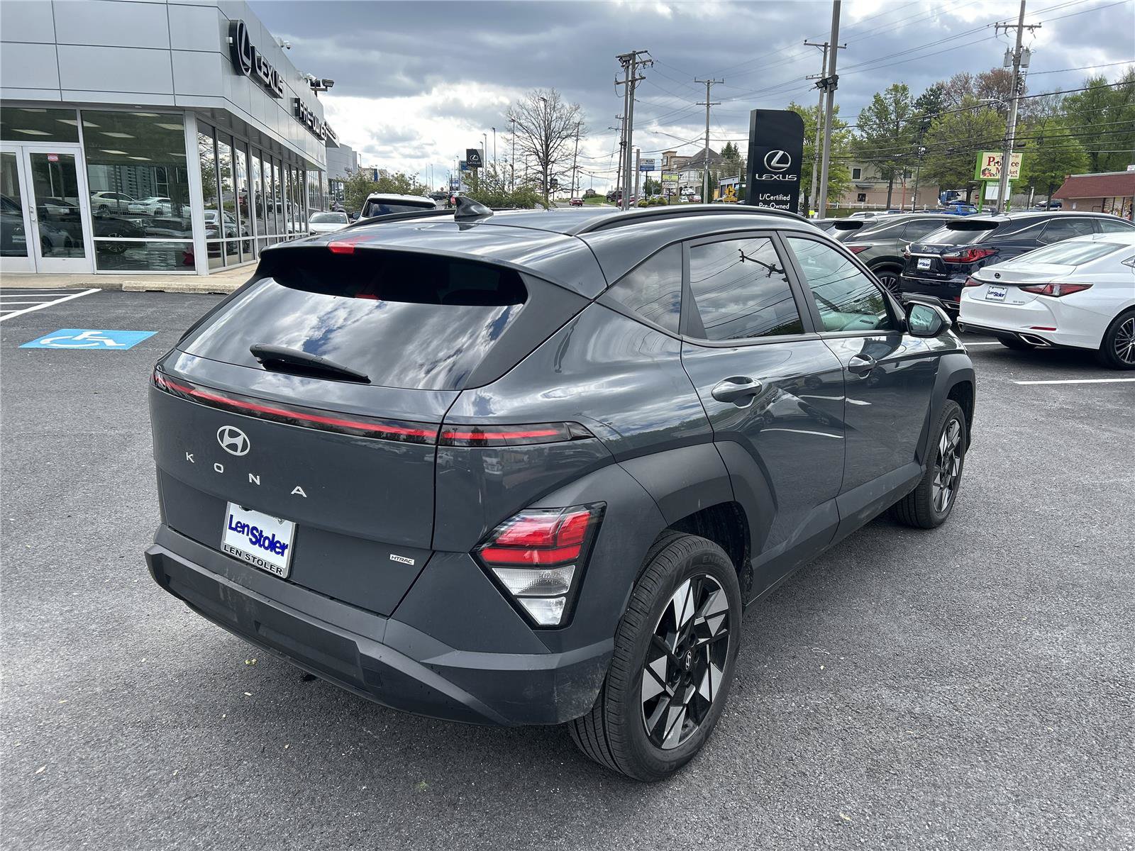 Used 2024 Hyundai Kona SEL AWD/4WD image 3