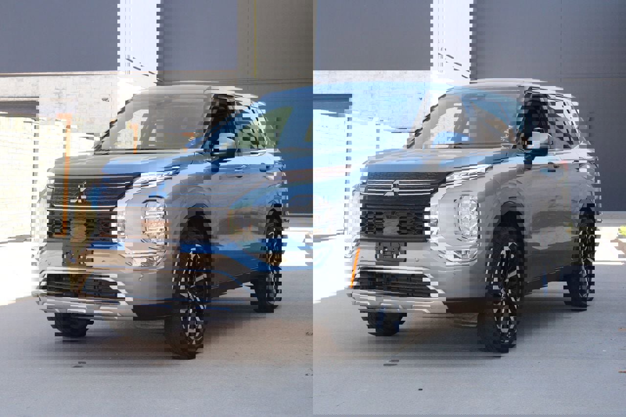 Used 2024 Mitsubishi Outlander SE image 2