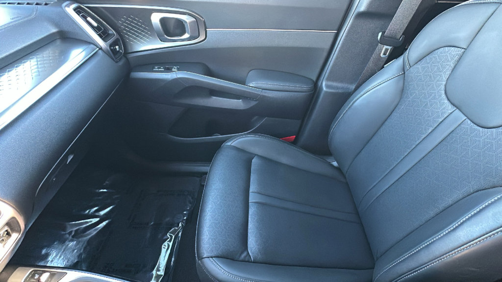 Used 2023 Kia Sorento EX image 12