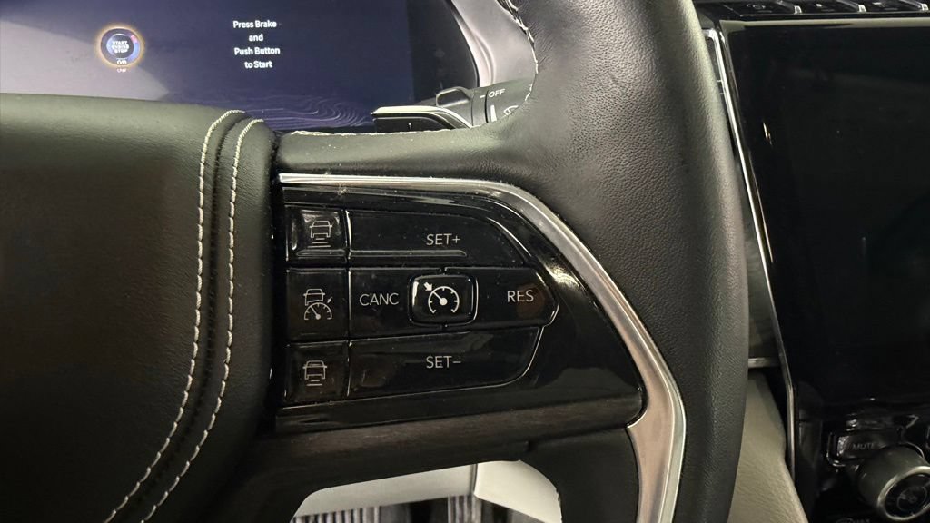 Used 2022 Jeep Grand Cherokee Overland w/ Luxury Tech Group IV AWD/4WD image 19