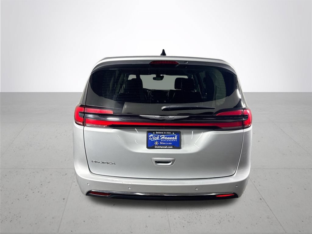 Used 2024 Chrysler Pacifica Touring-L FWD image 7