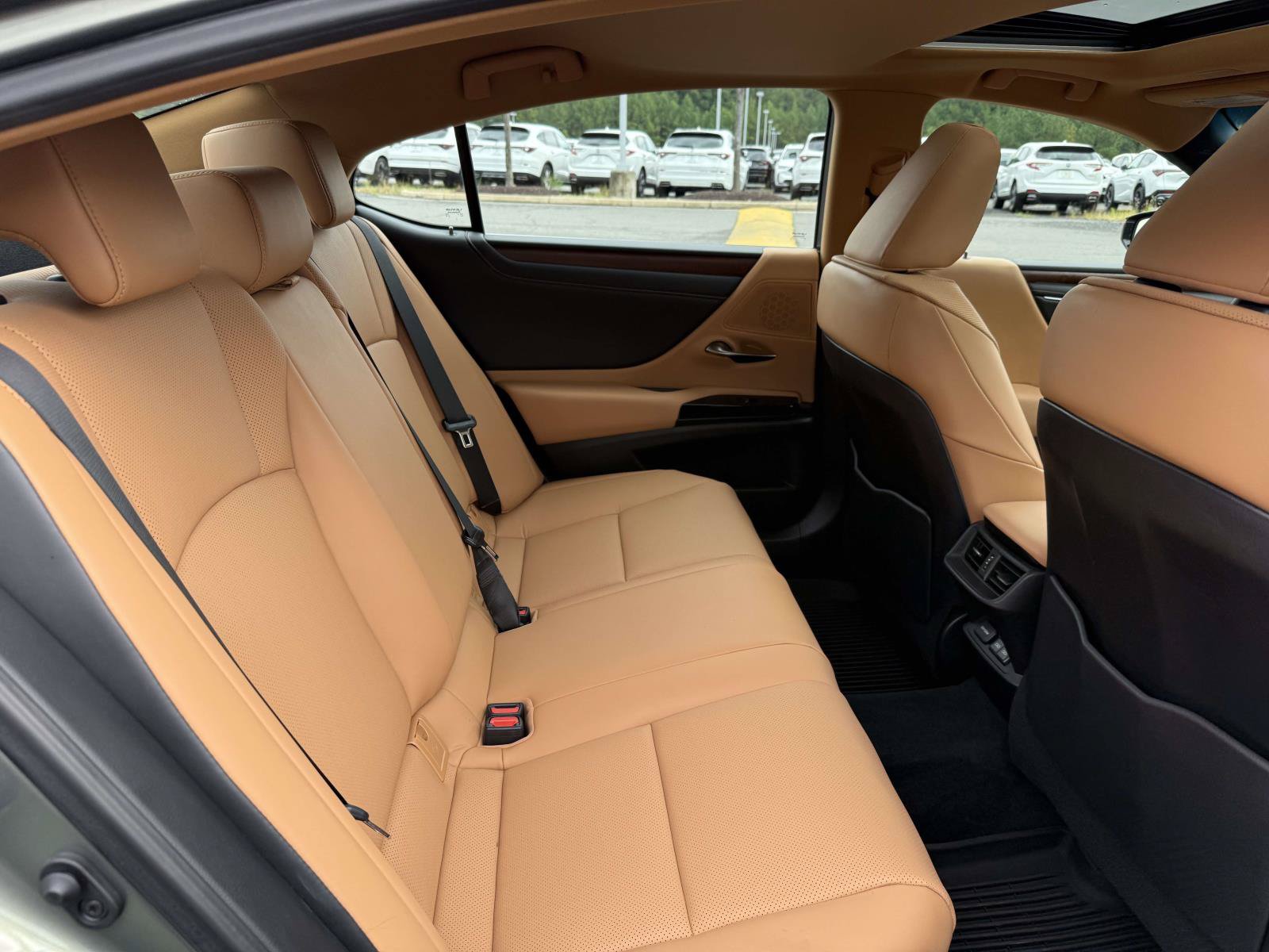Used 2024 Lexus ES 300h w/ Premium Package FWD image 16