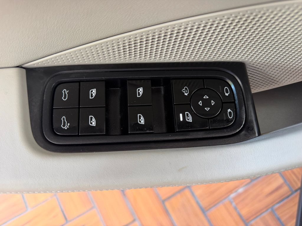 Used 2024 Porsche Macan 4 Electric AWD/4WD image 21