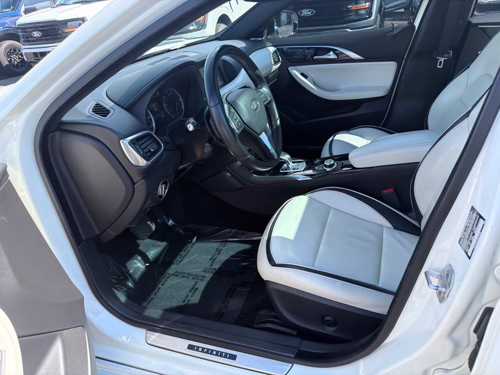 Used 2017 INFINITI QX30 Premium w/ Technology Package FWD image 12