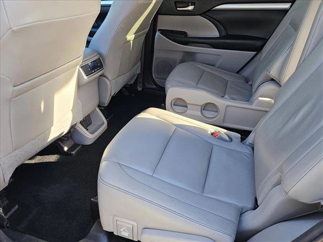 Used 2018 Toyota Highlander XLE FWD image 19