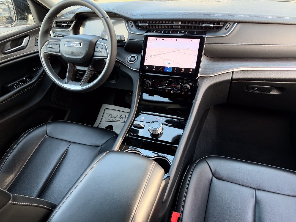 Used 2023 Jeep Grand Cherokee Limited w/ Black Appearance Package AWD/4WD image 12