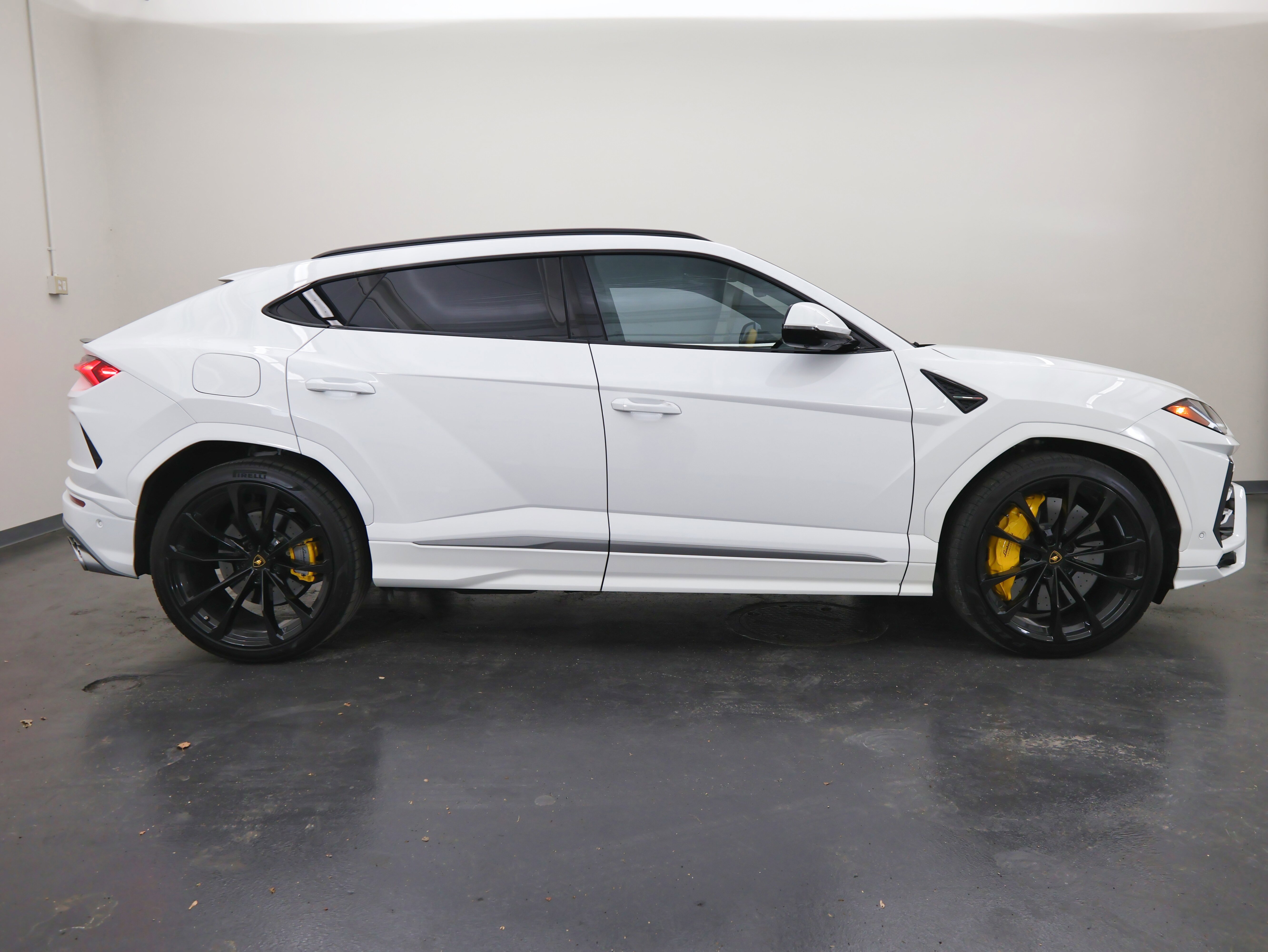 Used 2022 Lamborghini Urus image 2