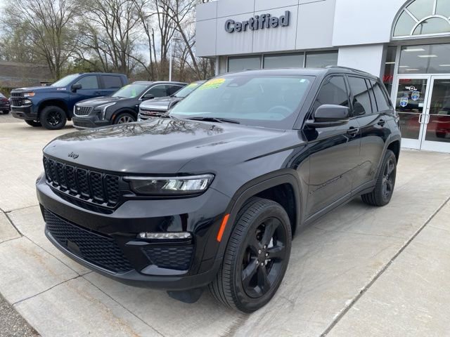 Used 2023 Jeep Grand Cherokee Limited w/ Black Appearance Package image 11