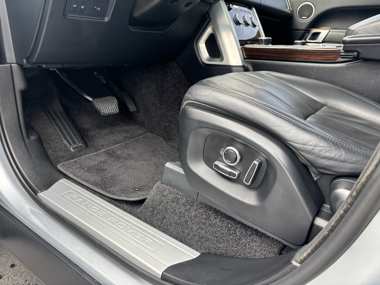 Used 2017 Land Rover Range Rover HSE image 17