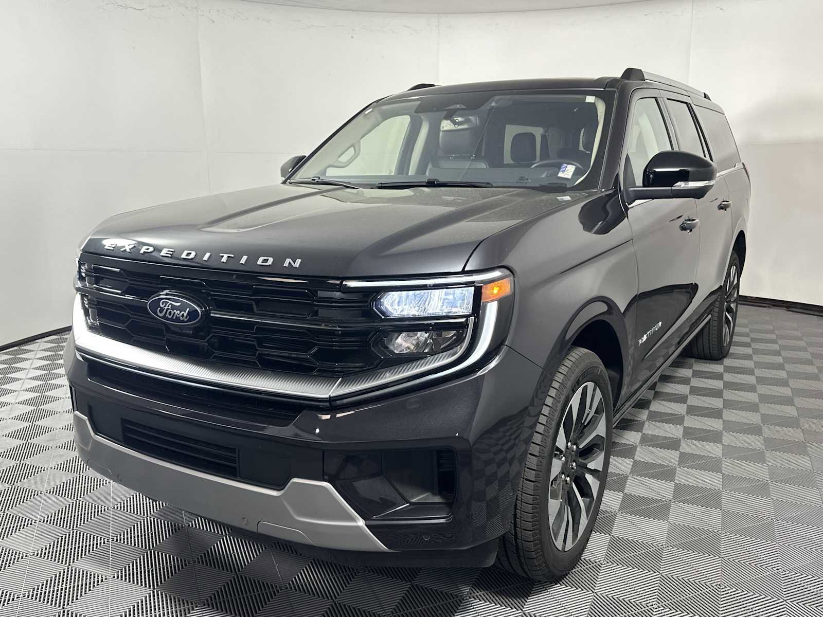 Used 2025 Ford Expedition Max Platinum w/ Driver's Package AWD/4WD image 3