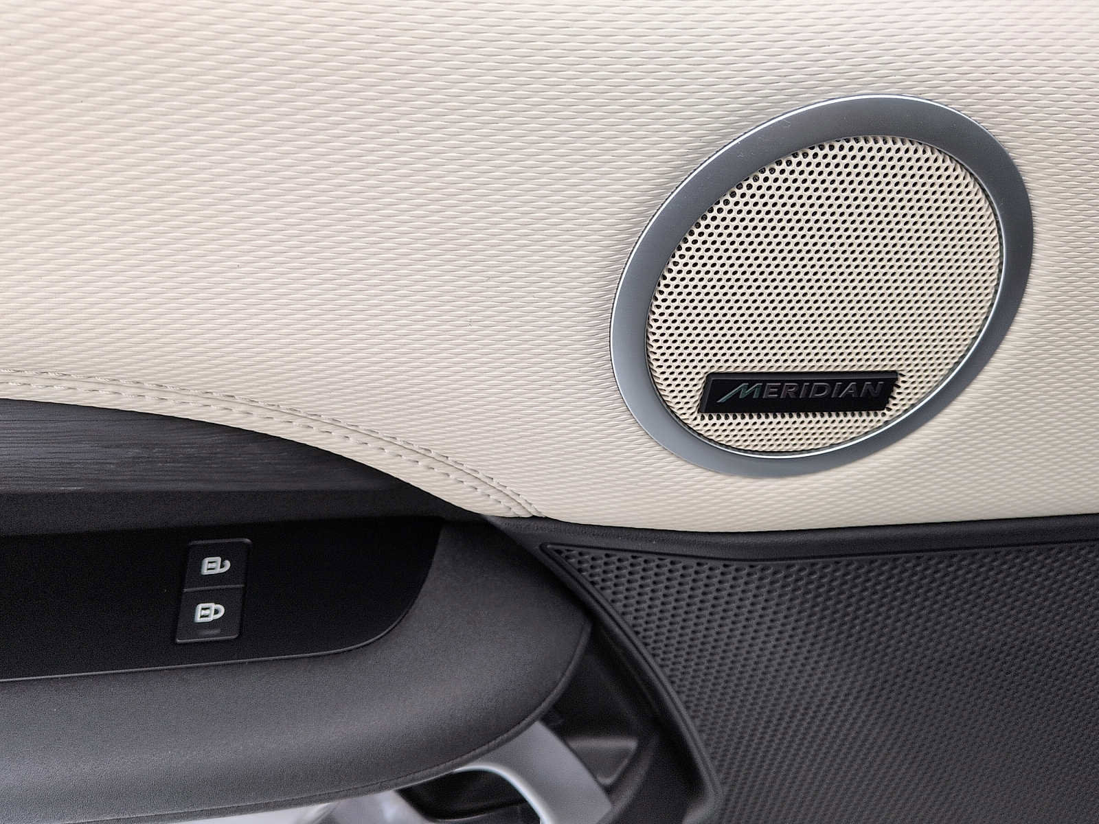 Used 2022 Land Rover Discovery S R-Dynamic image 15