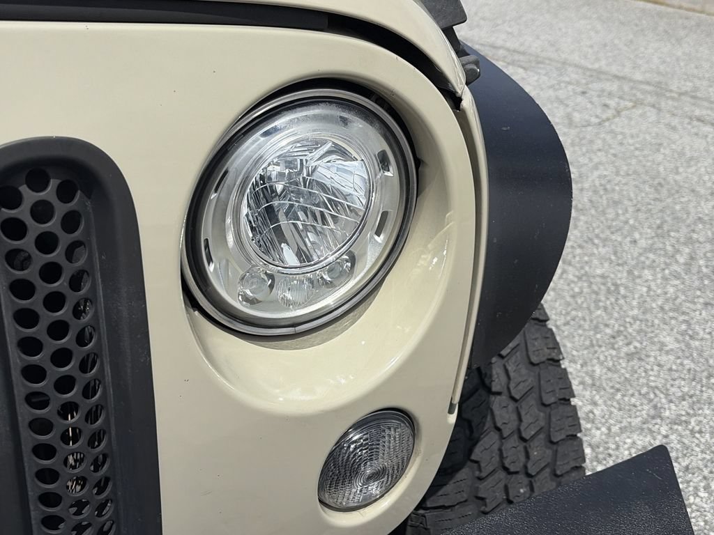 Used 2018 Jeep Wrangler Unlimited Rubicon w/ Connectivity Group AWD/4WD image 26