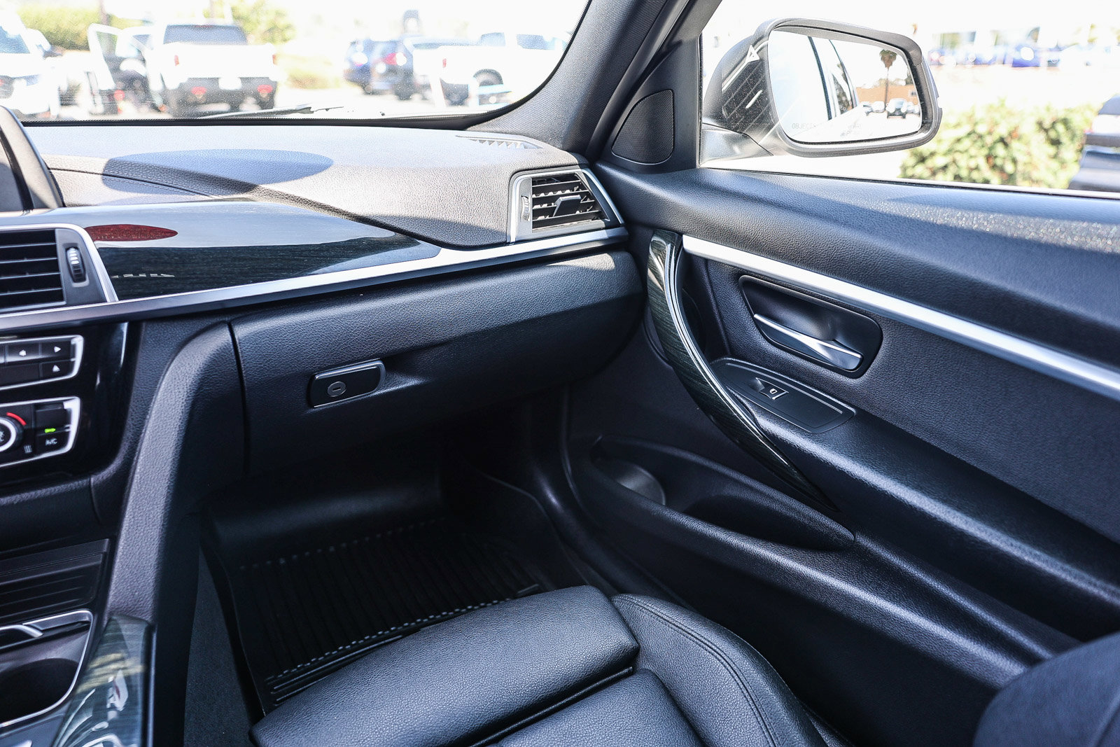 Used 2018 BMW 330e w/ Convenience Package RWD image 6