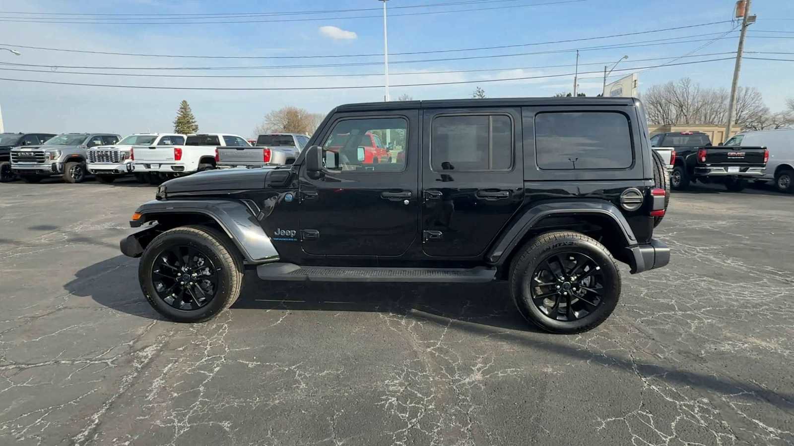 Used 2025 Jeep Wrangler Unlimited Sahara AWD/4WD image 5